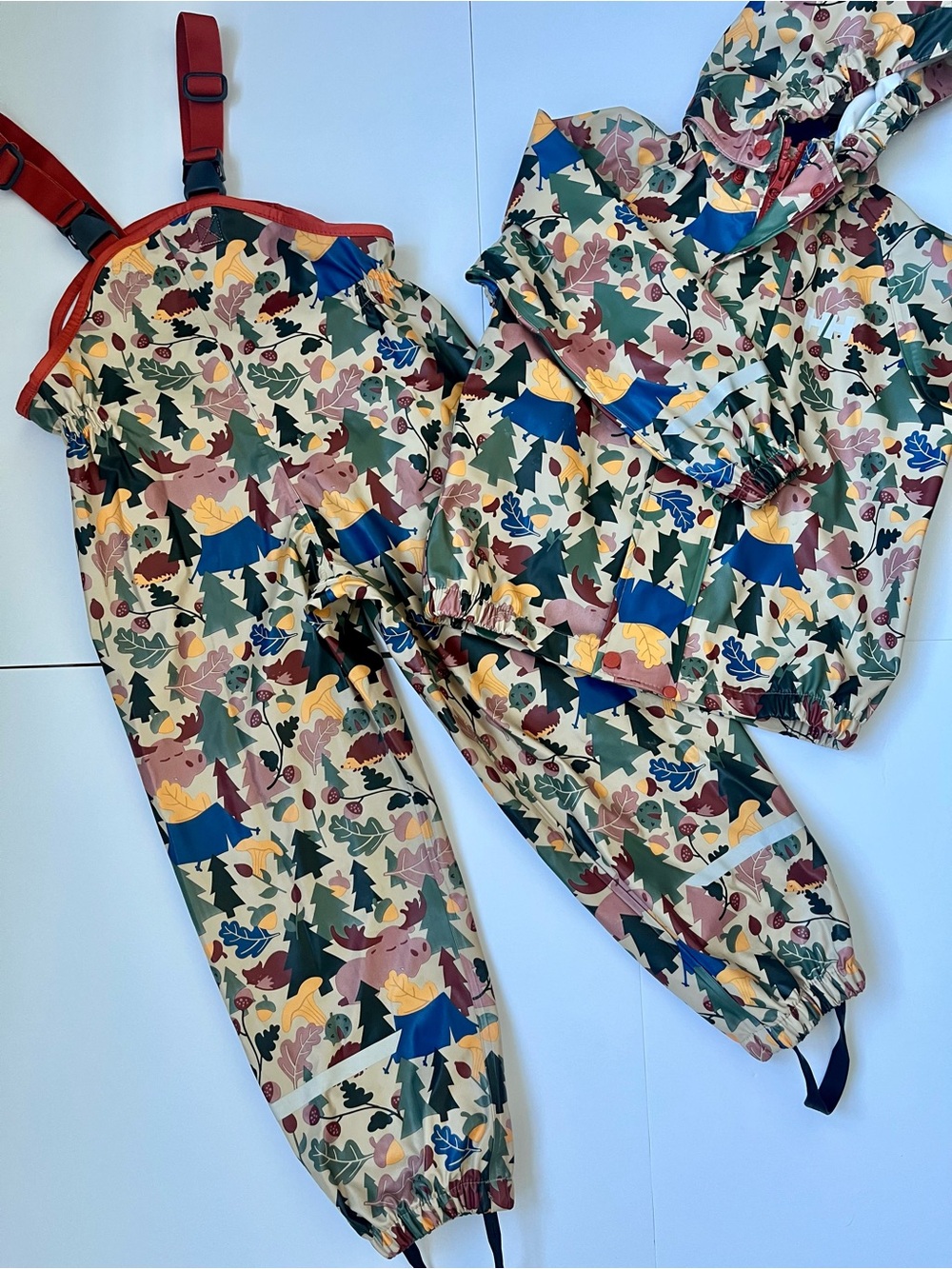 Helly Hansen Kids Multicolor Forest Print Rain Overalls & coat with Red Straps